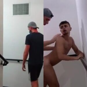 Hombres homosexuales teniendo sexo en la escalera del edificio