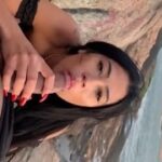 Morena practicando sexo en una playa al aire libre tras chupársela a su amiga