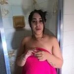Mujer mostrándose desnuda en la bañera